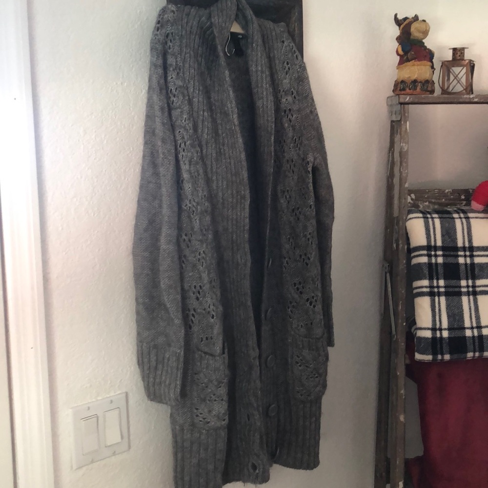 Grey dusted sweater with buttons and pockets